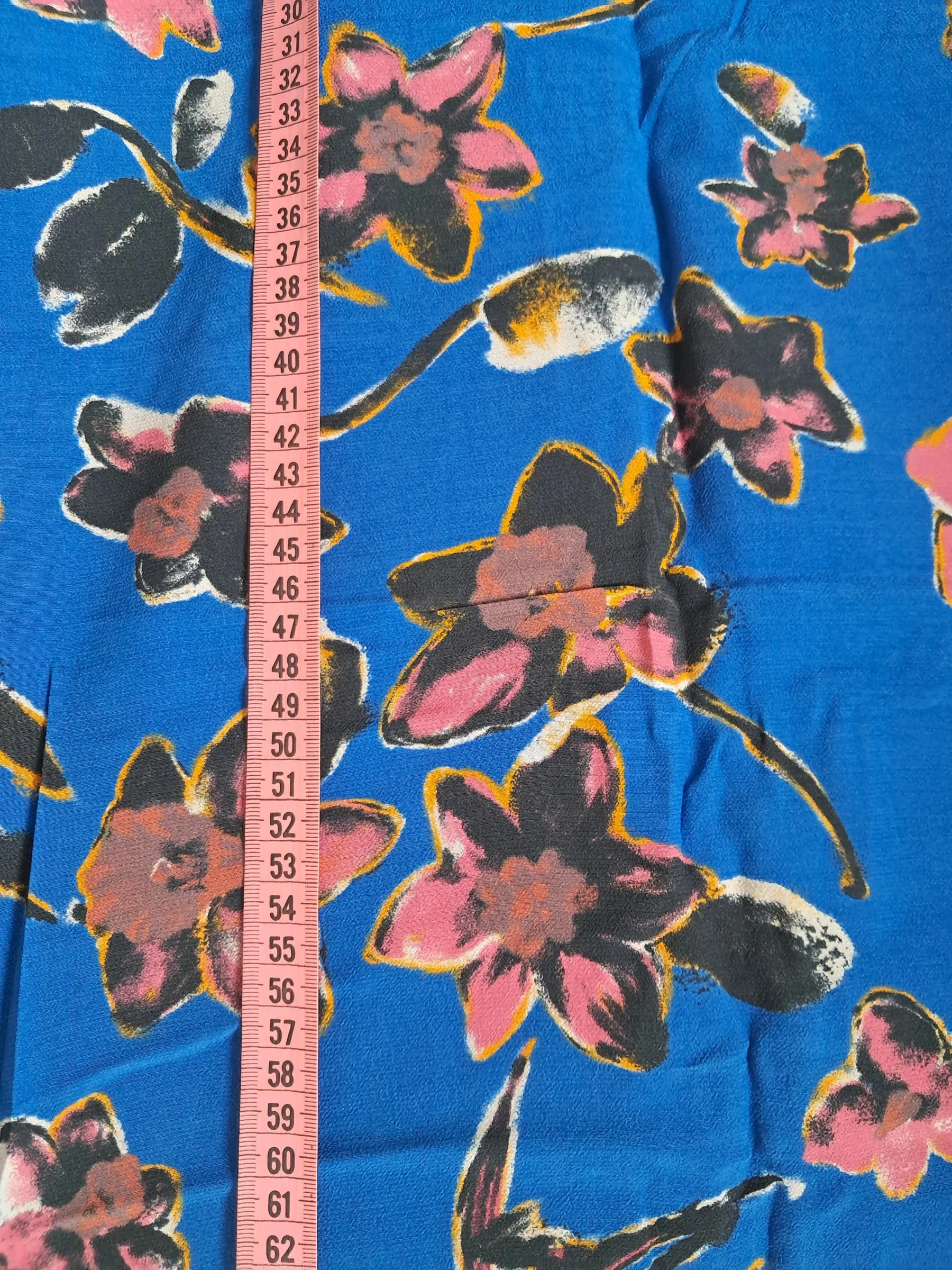 TISSU - Viscose large pink, brown, yellow beige flowers on a blue cæruleum background – photo 4